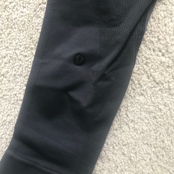Lululemon black crops NWOT size 2 - Picture 4 of 4
